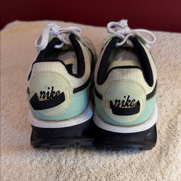 Nike Mint Green and Black Running Shoes - Picture 2 of 4
